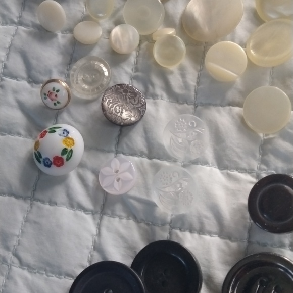 Vintage Buttons - Picture 11 of 14